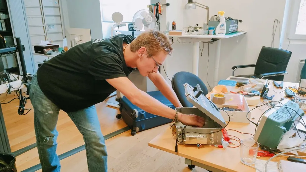 Ingénieur mécanique dans l’atelier d’Invoxia à Issy-les-Moulineaux