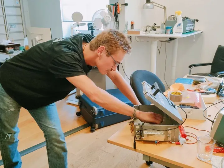 Mechanical engineer in Invoxia’s workshop in Issy-les-Moulineaux