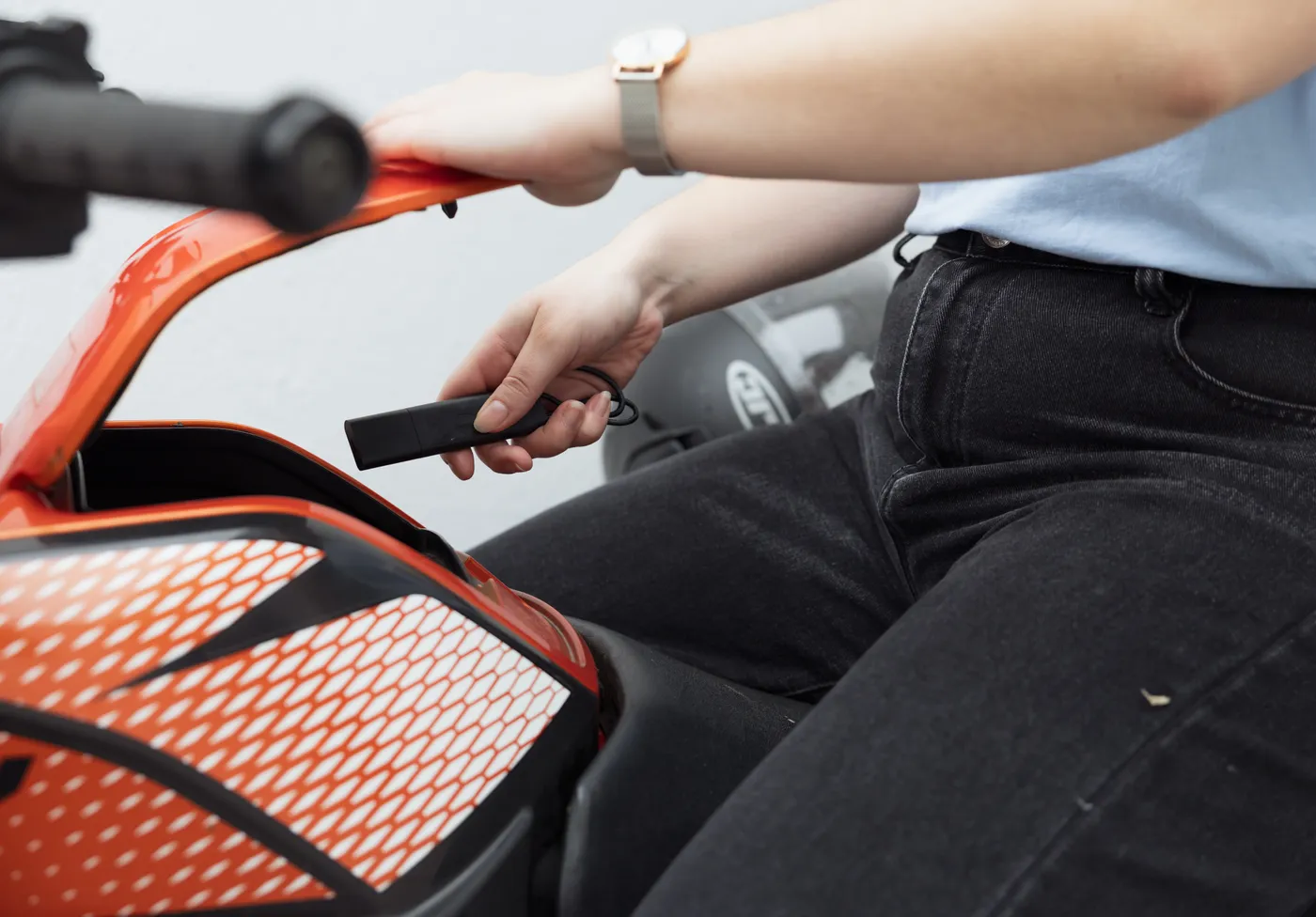 Long-lasting GPS tracker