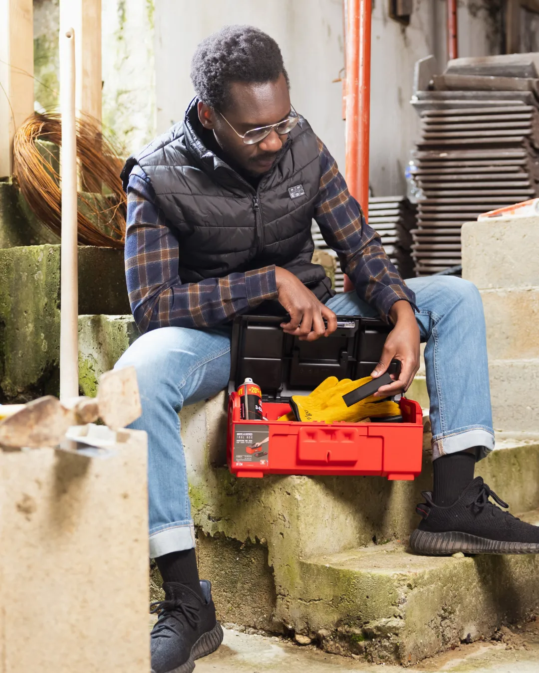 Ein Mann bereitet sich darauf vor, einen Classic GPS Tracker in einem Werkzeugkasten zu verstecken