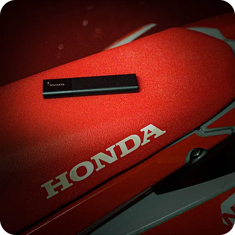 Ein Classic GPS Tracker, der auf einem roten Motorrad platziert ist