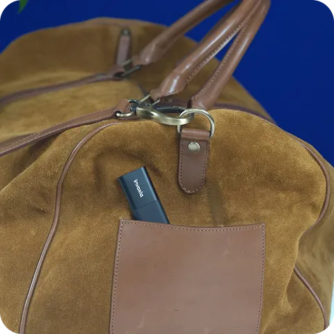 Ein Classic GPS Tracker, der in eine Tasche einer Tragetasche gesteckt ist