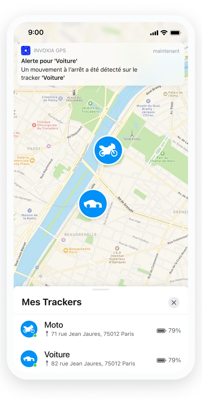 Une capture d'écran de l'application Invoxia GPS montrant une voiture et une moto sur une carte à Paris, avec une notification d'alerte de mouvement pour la voiture.