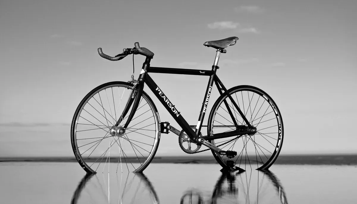 Bicicleta exhibida en una habitación blanca