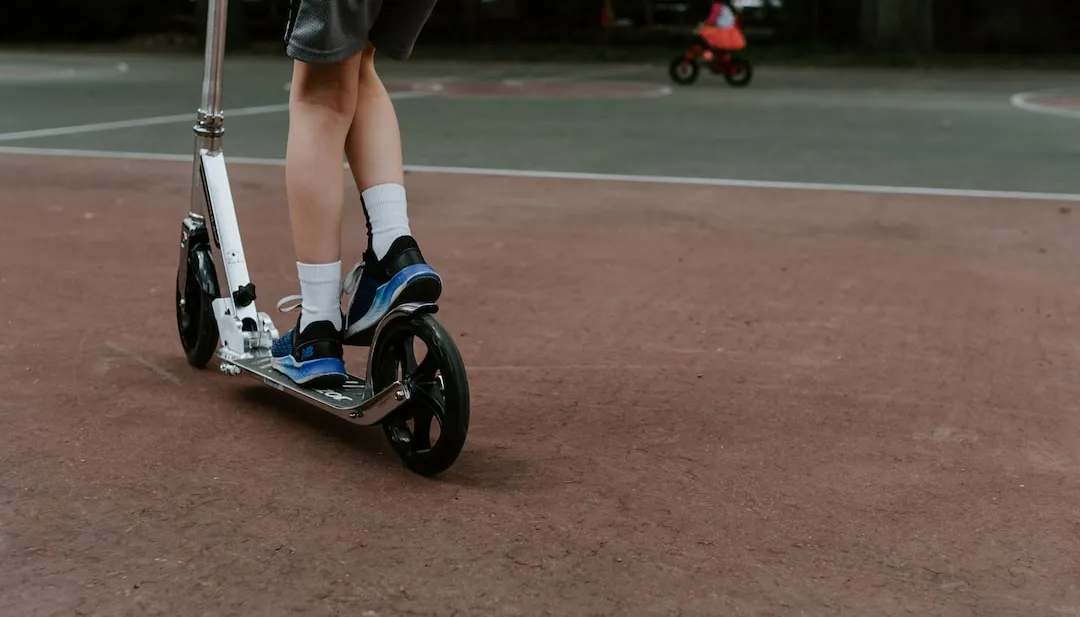 Un niño conduciendo un scooter